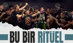 Galatasaray'da futbolcular Okan Buruk'un basın toplantısını bastı
