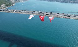 İstanbul'da 15 Temmuz Köprülerine Dev Türk Bayrakları Asıldı