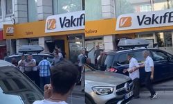 Yalova’da Banka Önünde Gerilim: Öfkeli Sürücü Ortalığı Karıştırdı!