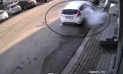 Bayburt’ta çatıdan kopan kar, park halindeki aracın üzerine düştü