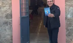 Sunay Akın'ın yeni kitabı "Koyu Mavi Memleket Kumaşı" tanıtıldı