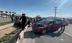 Kahramanmaraş'ta feci kaza: iki otomobil kafaya kafaya çarpıştı, 1'i ağır 6 kişi yaralandı