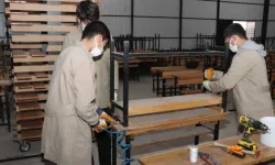 Kahramanmaraş'ta Öğrencilerden Anlamlı Geri Dönüşüm Projesi: Eski Sıralar Yenilendi