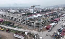 Kahramanmaraş’ta deprem sonrası yeniden inşa edilen ticaret kompleksi hızla yükseliyor