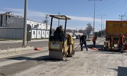 Kahramanmaraş Büyükşehir Belediyesi, Elbistan’da yol onarım çalışmalarını sürdürüyor