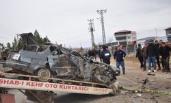 Kahramanmaraş'ta otomobil kağıt gibi ezildi : 3 ölü, 3 yaralı