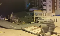 Kahramanmaraş'ta kuvvetli rüzgar çatıyı yerinden söktü