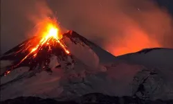 Etna Yanardağı faaliyete geçti: lav ve kül püskürüyor, uçuşlar için alarm!