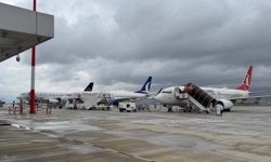 Kahramanmaraş Havalimanı’nda hareketlilik: 3 uçak aynı anda görüldü!