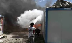Kahramanmaraş'ta konteyner kent alevlere teslim oldu
