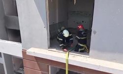 Kahramanmaraş’ta ağır hasarlı binanın üst katında yangın çıktı
