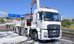 Kahramanmaraş'ta seyir halindeki yol bakım aracında yangın çıktı