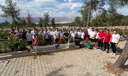 Şampiyonluk kupası deprem şehitliğine götürüldü
