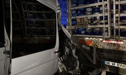 Yolcu minibüsü, kamyona çarptı; 16 yaralı