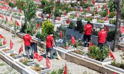 Kahramanmaraş'ta mezarlıklar bayrama hazır
