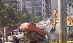 Kahramanmaraş'ta bina yıkımda iş makinesinin üzerine çöktü