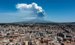 Etna Yanardağı yeniden faaliyete geçti: gökyüzüne kül ve lav püskürttü
