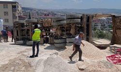 Kahramanmaraş’ta çakıl yüklü tır devrildi, sürücü yaralandı