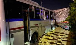 Yolun kenarında duran tıra işçi servisi çarptı