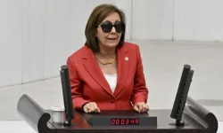 Serap Yazıcı Özbudun Görme Engelli Mi? Gözlük Takma Sebebi Nedir?