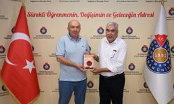 Kahramanmaraş’ta Edebiyat Hareketi: ‘Hades Geçidi’ Romanı Rektöre Takdim Edildi
