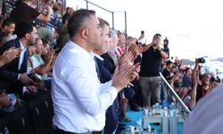 Savaşan Şahinler, Dünyanın En Büyük Türk Bayrağını gösteri uçuşuyla selamladı