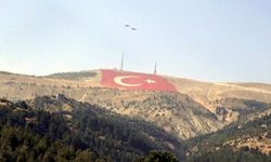 Kahramanmaraş Semalarında Tarihi An: Savaşan Şahinler En Büyük Bayrağı Selamladı