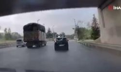 Gebze'de Kamyonetle Çarpışmamak İçin Otomobil Demir Bariyerlere Girdi