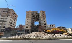 Kahramanmaraş’ta Deprem Hasarlı Binada Şaşırtan Yıkım: Ortası Dev Boşlukla Açıldı