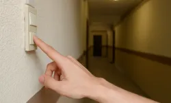 Komşuyu korkutan cezayı yedi! Zili çalıp kaçan yandı