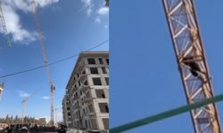 Kahramanmaraş'ta maaşını alamayan işçi vince çıktı! Yüzlerce metre yüksekten isyan etti