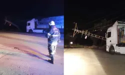 Kahramanmaraş'ta sürücü ölümden döndü: TIR’ın üstüne elektrik direği devrildi
