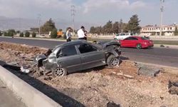 Kahramanmaraş’ta otomobil orta refüje çarptı: 1 yaralı