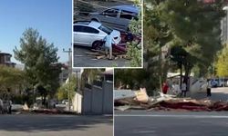 Kahramanmaraş'ta faciadan dönüldü: Okulun çatısı uçtu, yola düştü