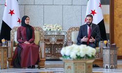 Suriye’de mezuniyet töreninde tarihi an, Latifa al-Droubi kimdir?