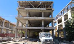 Kahramanmaraş'ta kafasına kalas düşen işçi yaralandı