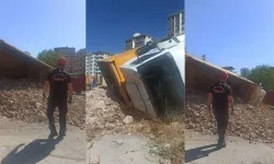 Kahramanmaraş'ta Korkutan Kaza: Hafriyat Kamyonu Yoldan Çıkarak Devrildi