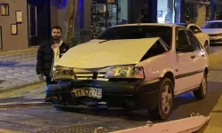 Kaza yapan alkollü ve ehliyetsiz sürücü hasarlı aracıyla poz verdi