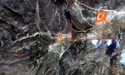 Yeryüzüne sığmayan sevda! Kahramanmaraş'taki dev Türk bayrağı uzaydan görüntülendi