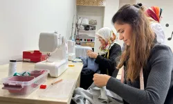 Kahramanmaraş’ta Kadınlar Giyim Atölyesinde Hem Öğreniyor Hem Üretiyor