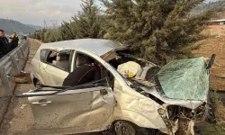 Kahramanmaraş'ta Otomobil Bariyerlere Çarptı: 1'i Ağır 2 Yaralı