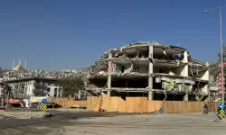 Kahramanmaraş'ta Hasarlı 10 Katlı İş Merkezi Yıkıldı