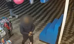 Kahramanmaraş'ta çekirdek çıtlayarak hırsızlık yaptı