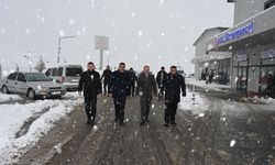 Türkoğlu'nda Başkan Karaca ekiplerle birlikte sahada