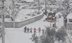 Kahramanmaraş'ta kar sevinci bitmesin diye el ele verdiler: Kar küreme aracı durdu!