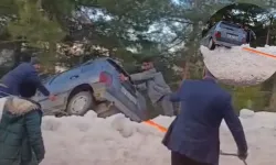 Kahramanmaraş’ta kara gömülen aracı vatandaşlar kurtardı