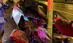 Kahramanmaraş'ta kontrolden çıkan araç kenardaki direğe çarptı