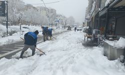 Kahramanmaraş'ta yaya yolları kardan temizleniyor