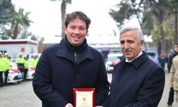 Melih Hüsnü Öksüz’e Jandarma ve Emniyete Desteklerinden Dolayı Teşekkür Plaketi