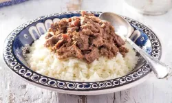 Babasının hayrına 3 bin kişiye 500 kilo domuz eti yedirdi